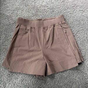 lululemon Women's Stretch Woven Relaxed-Fit High-Rise
Short 4"